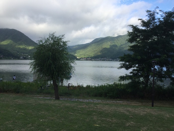 朝の河口湖。