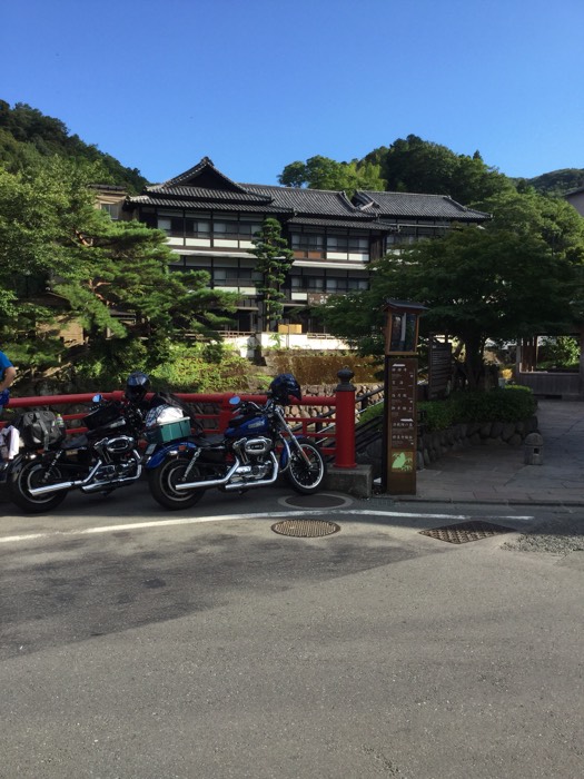 修繕寺の横で足湯。