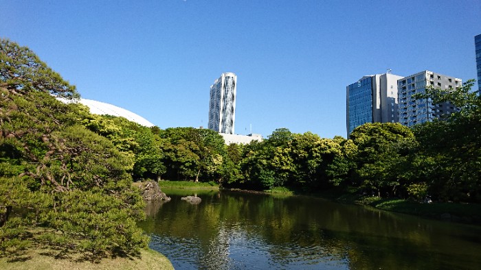 小石川後楽園から東京ドームと東京ドームホテル方面を撮影
