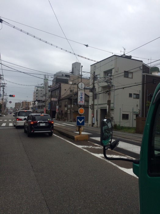 路面電車が走っている