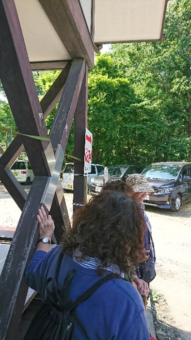 もろびとの館バス停