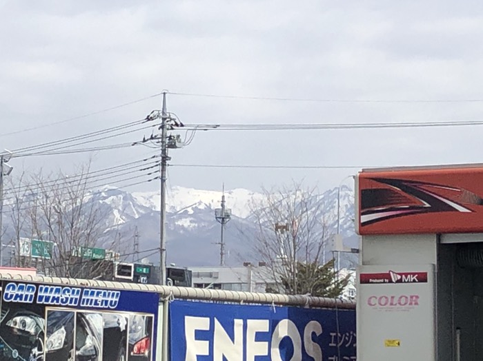 給油。遠くに雪山が見える！