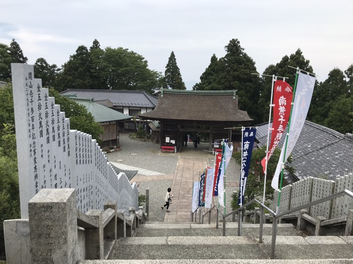 大師堂横から見下ろす山門
