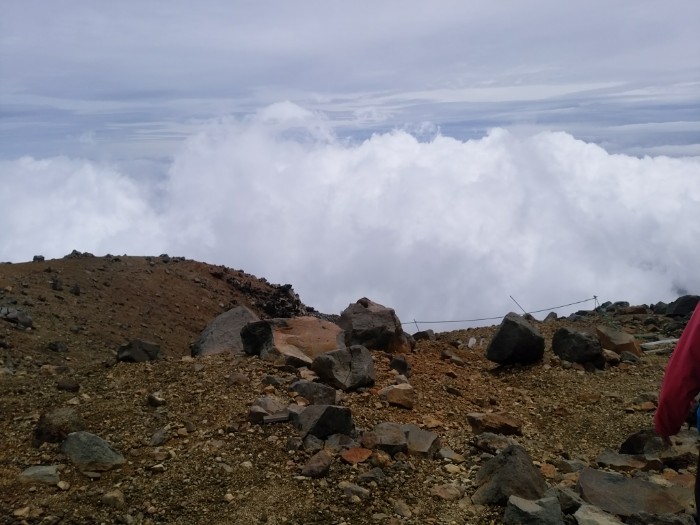 雲の向こうに北アルプス