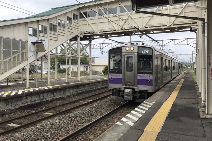 紫帯の701系電車