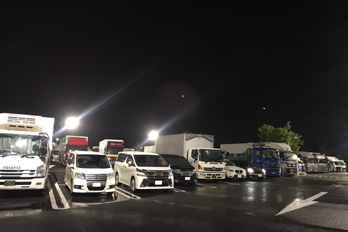 トラックが小型車ゾーンまで