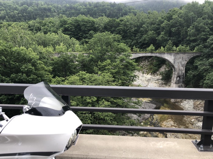 朽ち果てる鉄橋