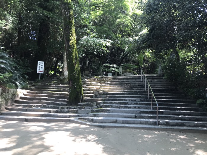 回廊の外側にある階段