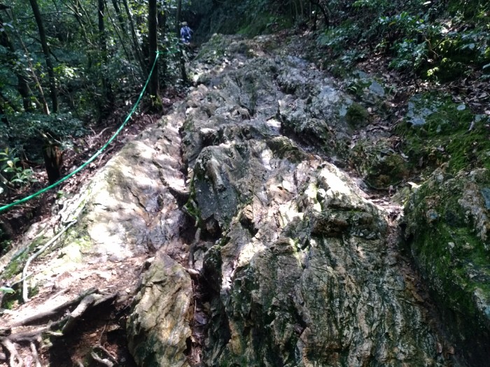 百曲り登山道 岩場