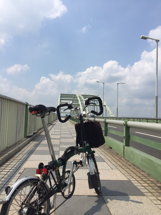 橋を渡ると旅感が出てくる。