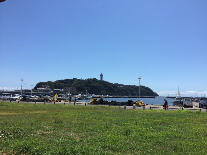 江ノ島見ながら。おにぎり食べる