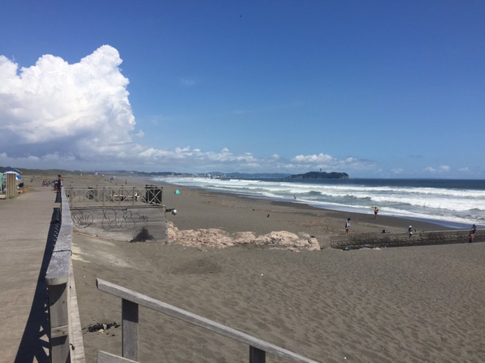 人いねー。江ノ島がちっちゃい