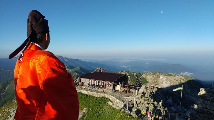 雄山山頂と宮司さん