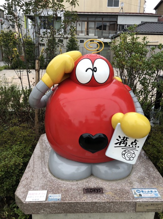 駅と萬画館の道