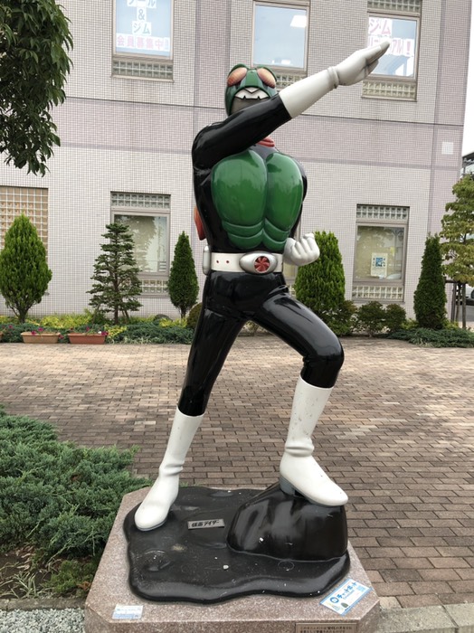 駅と萬画館の道