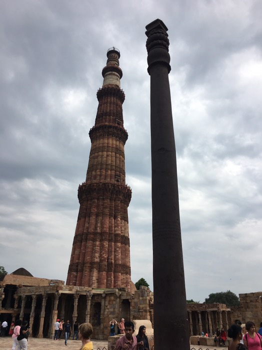 この鉄の塔は、左の塔より古くからある