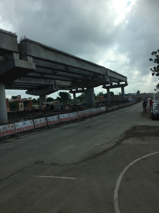 ウダイブール空港出たところ