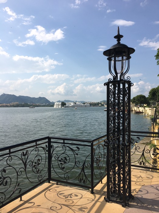 これから船でホテルへ