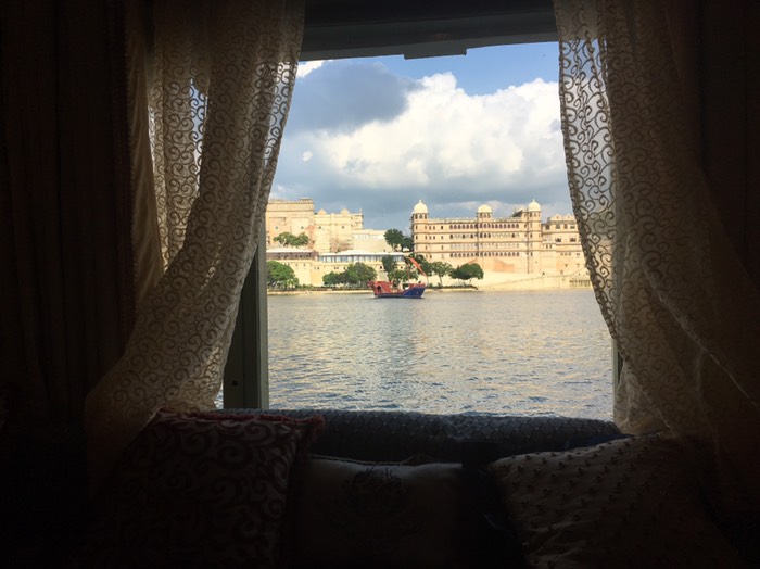 ホテルの部屋より