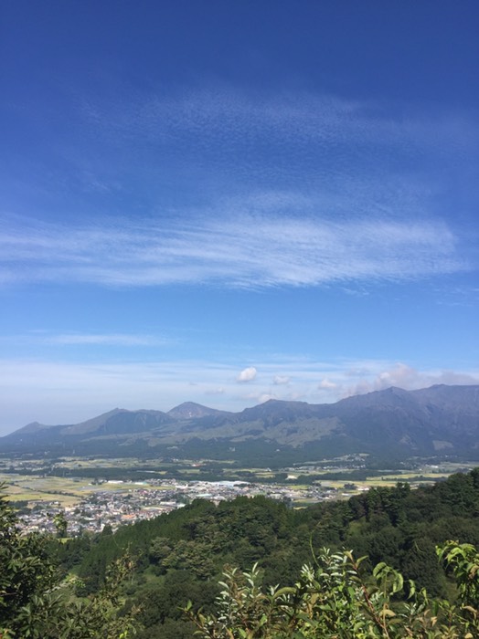 南阿蘇御成山から見た高森町、阿蘇山