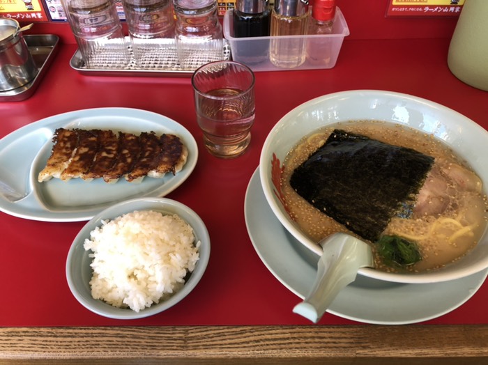 山岡家余市店にて。