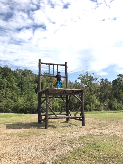 巨大な椅子のオブジェ