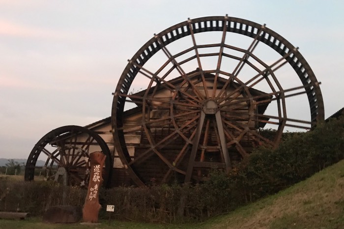 今迄は夜だったのでこんな水車知りませんでした！