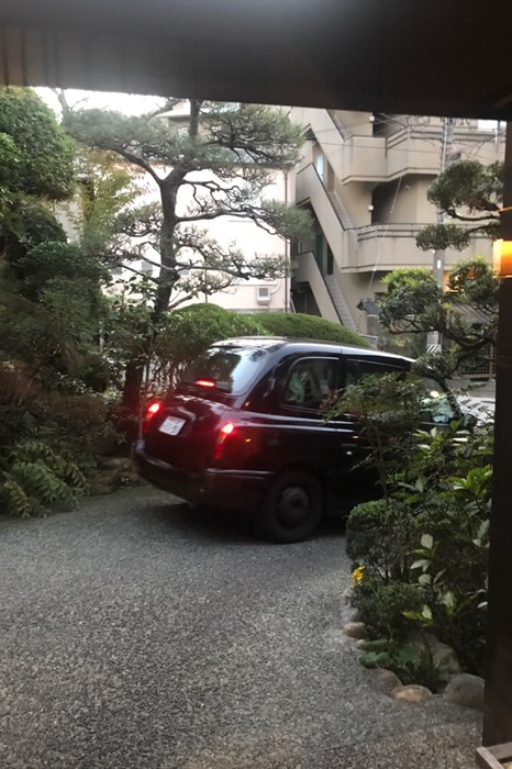 上の駐車場からロンドンタクシーで送迎
