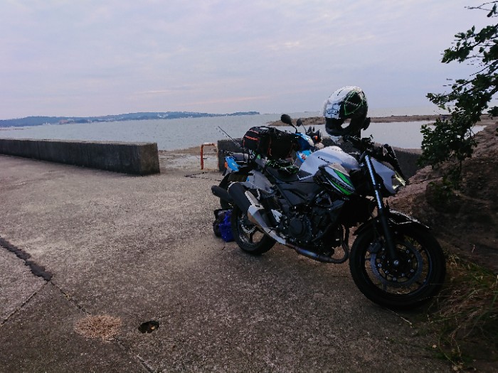 天神崎、地磯をバックに