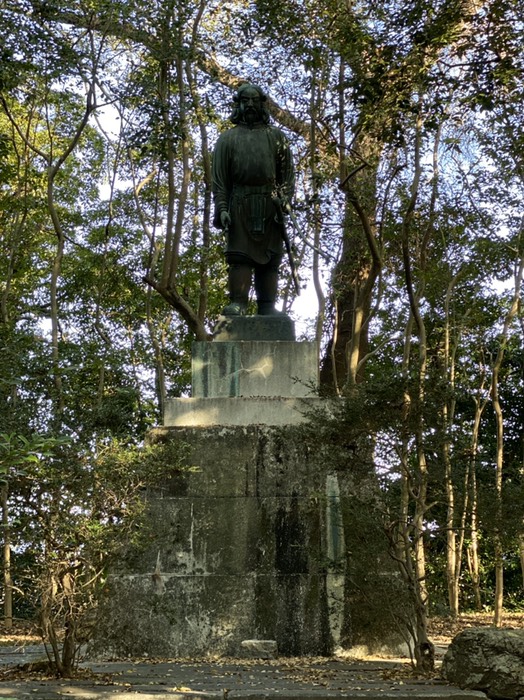 吉田城　神武天皇の銅像