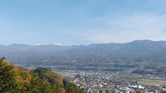 遠くに南アルプス（松岡城跡)