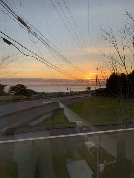 朝焼けの光の中に立つ影は