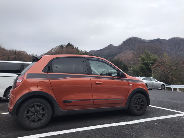 無料の村営駐車場から歩きました