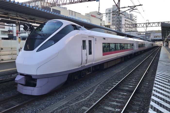 さっきのが特急ひたちとなって抜いて行きました