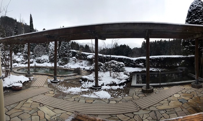 わからないかもですが雪降ってます♪