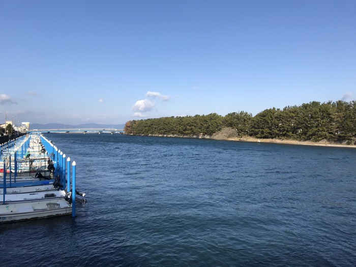 右手が公園のある島
