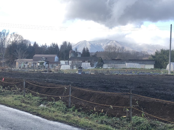 背景に雄大な那須連山