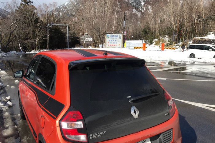 ここから先は冬季は通行止めです