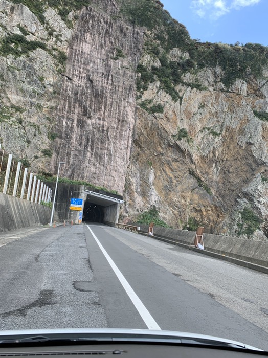 名音洞門狭し。