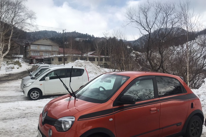 凍りついたら面倒なのでワイパー上げときます