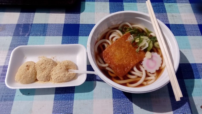 キツネうどん５６０円、きなこ餅２００円