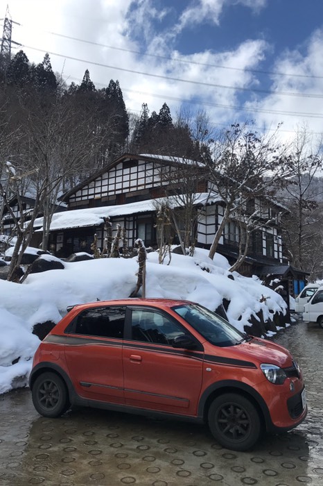 駐車場から建物を眺める