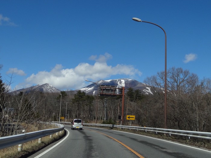 近づくと浅間山は結構黒い