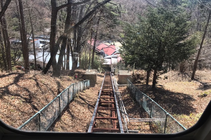 お風呂はケーブルカーで登った先に！