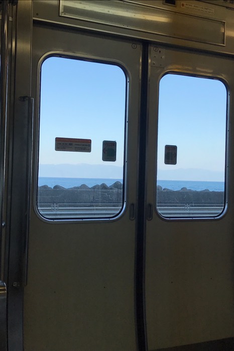 海のそばを走る