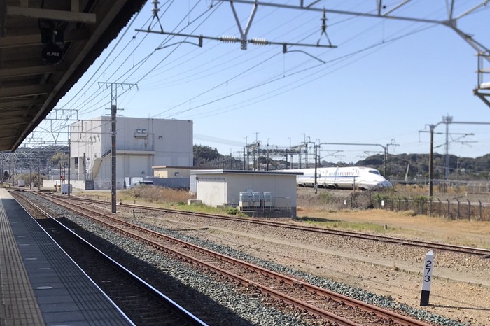 駅のすぐそばの低いところを新幹線が走り抜けます！