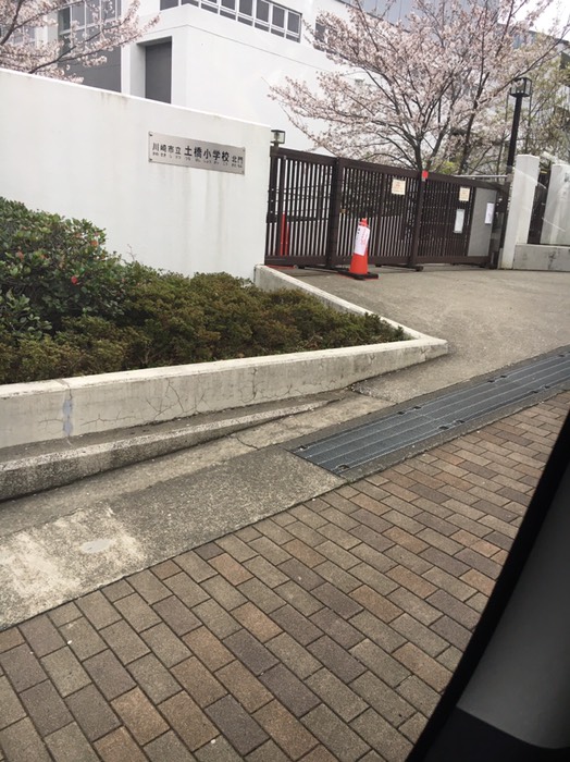 土橋小中に入る