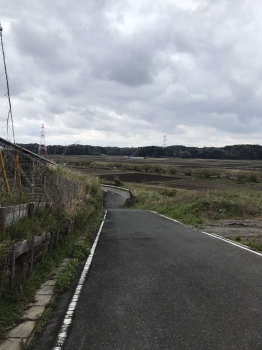 田沼組の脇を通って坂道に