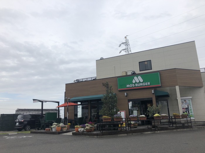 橋のほとりのモスバーガー