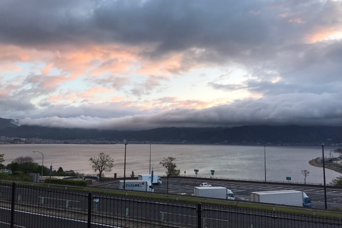 もうすぐ夜が明ける諏訪湖